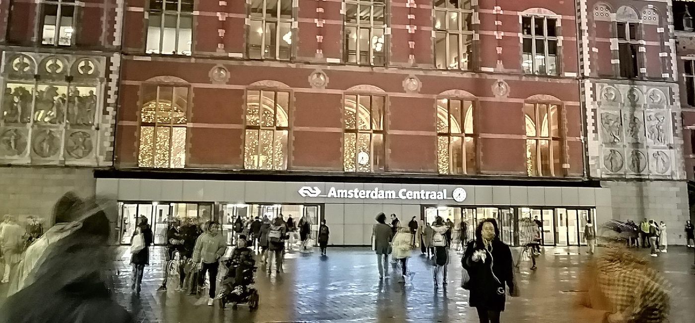 Image: Amsterdam Centraal Station at night. (Photo by Scott Hartbeck)