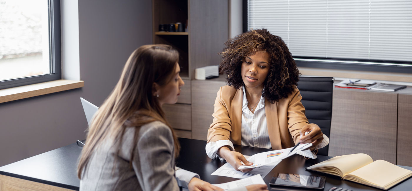 Image: Travel advisor with a client. (Photo Credit: Adobe Stock)